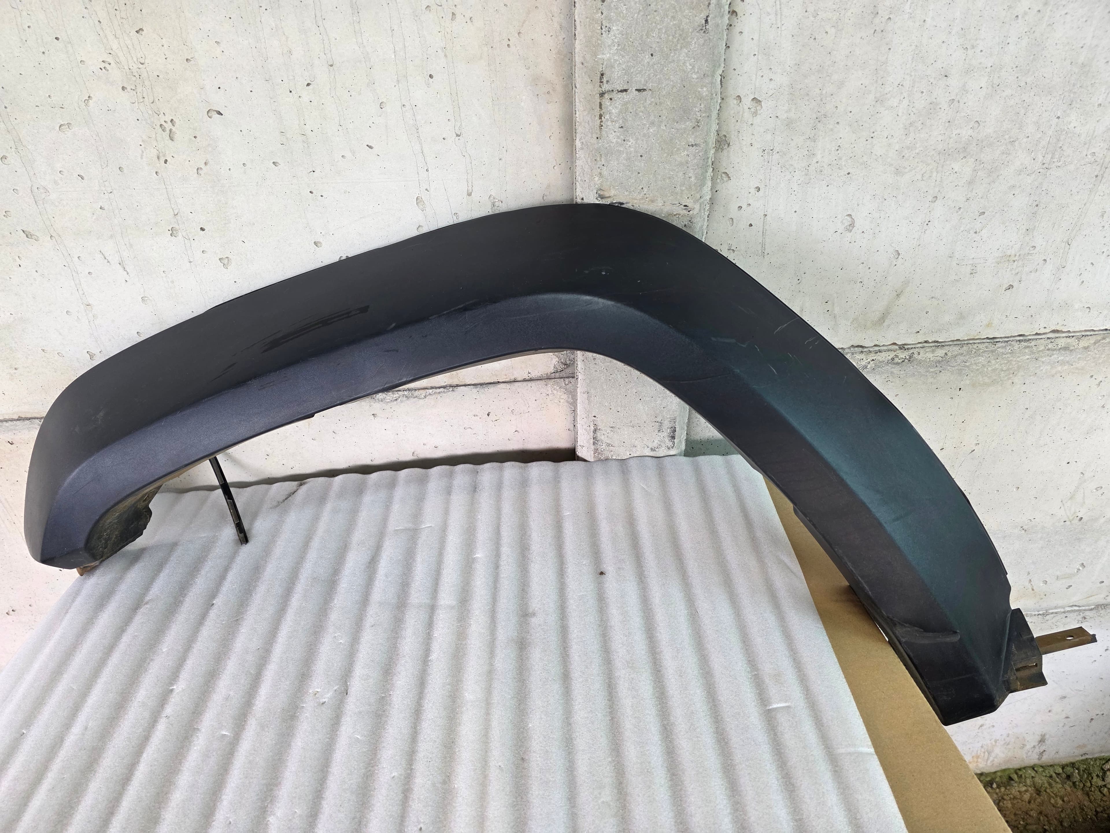 MOLDURA PASARUEDA DEL. LH SUZUKI JIMNY