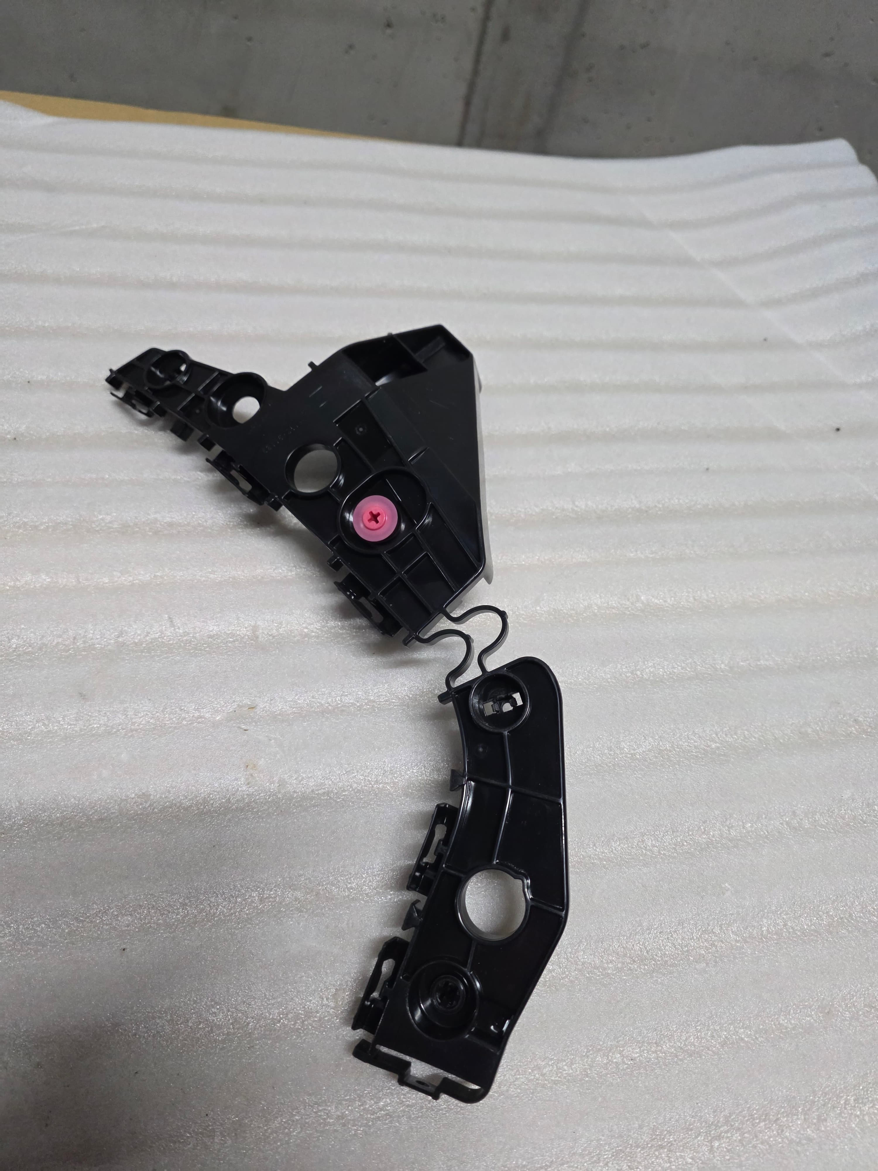 SOPORTE BUMPER LH TOYOTA HIACE