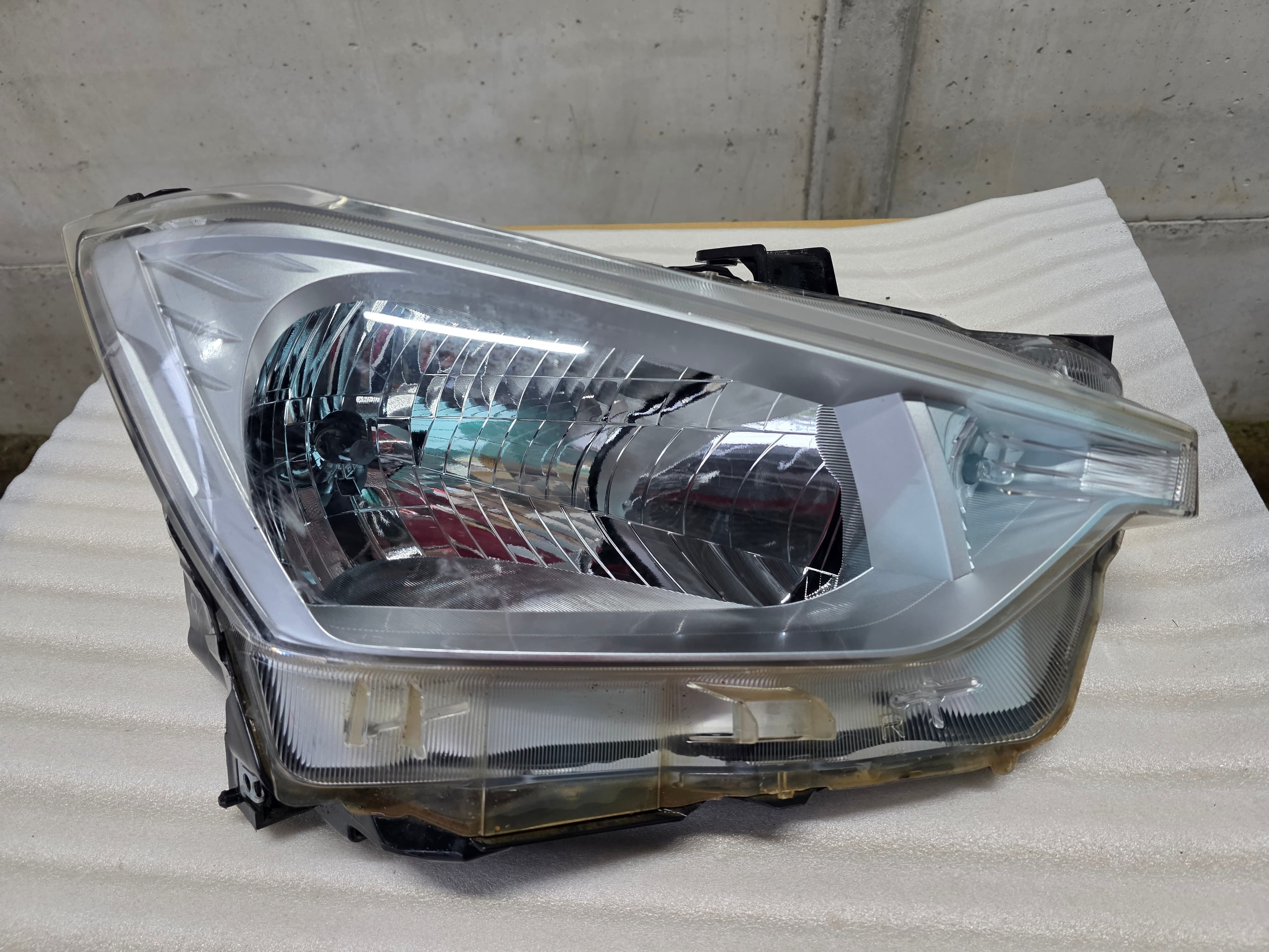 FAROL PRINCIPAL RH IZUSU D-MAX